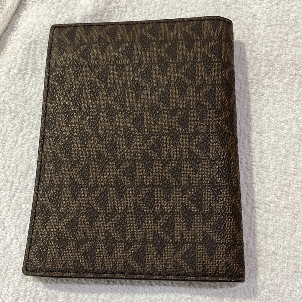 Michael Kors Jet Set Passport/Card Holder/Wallet - Picture 7 of 8